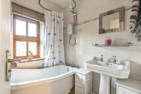 Klasiska balta vannas istaba