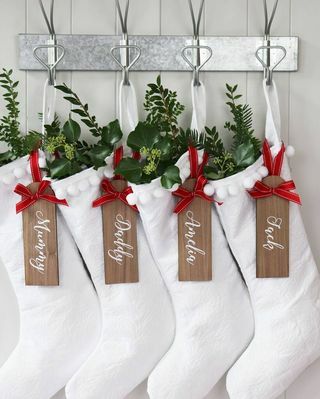 Pure White Santa zeķe ar personalizētu koka etiķeti