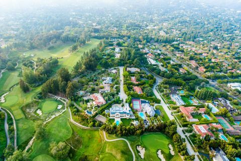Skats no gaisa uz Bel Air Los Angeles kaimiņattiecību ar savrupmājām un golfa laukumu. Bel Air, Losandželosas apgabals, Kalifornija.