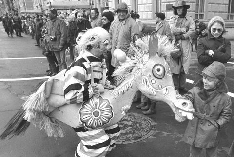 klauni klauni jauniešiem Meisijas pateicības dienas parādē 1971. gadā