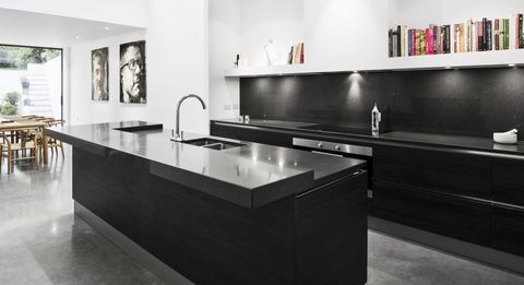 melnbalta virtuves krāsu shēma