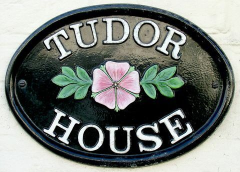 tudor mājas nosaukuma plāksnīte Anglijā