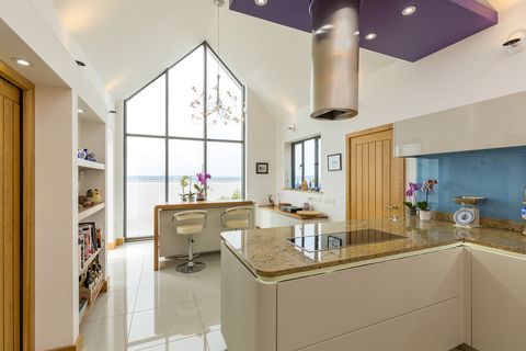 Seaward - Clevedon - Ladye Bay - virtuve - purpura ķieģeļi