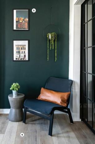 lasītava ar zaļu sienu un melnu krēslu