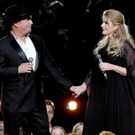 Nešvila, 02. novembris, Garth Brooks un Trisha Yearwood uzstājas uz skatuves 50. gada cma balvas bridgestone arēnā 2016. gada 2. novembrī Nešvilā, Tenesī, foto autors: Rick Diamondgetty attēlus