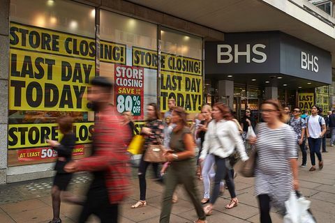 Gājēji, ejot garām mazumtirgotāja BHS (British Home Stores) vadošajam veikalam Oksfordas ielā Londonas centrā, 2016. gada 13. augustā, pēdējās tirdzniecības dienas laikā pirms veikala slēgšanas. Lielbritānijas universālveikalu ķēdi BHS paredzēts slēgt līdz pat 11 000 darba vietu zaudēšanai, administratori sacīja 2016. gada jūnijā pēc pircēja atrašanas. 88 gadus vecā ķēde, kas pārdod apģērbus, pārtiku un mājas piederumus, nav spējusi iet kopsolī tradicionālie konkurenti, piemēram, Marks & Spencer, un tiešsaistes giganti, piemēram, Amazon, kā rezultātā ievērojami zaudējumi tirgus daļa. Londonas vadošais veikals Oksfordas ielā tirdzniecību noslēgs 2016. gada 13. augustā, saskaņā ar ziņojumiem visiem veikaliem jāslēdz līdz 20. augustam