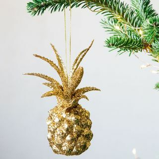 Ananāsu dekorēšana ar zelta mirdzumu