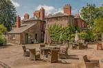 Bijušais 18. gadsimta Herefordšīras Coaching Inn ar burvju dārzu pārdošanu - Abbey Dore Court