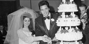 Elvis un Priscilla Presley sagrieza savu kāzu kūku