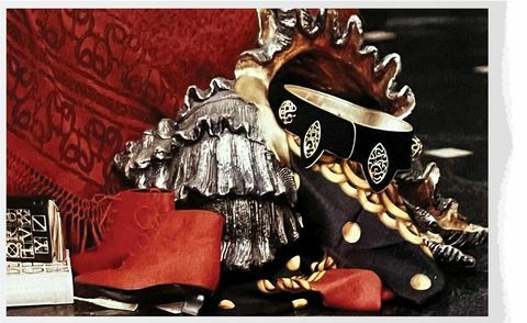 picasso's yves saint laurent satīna puszābaki, kā arī daži no viņas pašas veidotajiem izstrādājumiem - grāmata, somas, šalle, josta, šalle