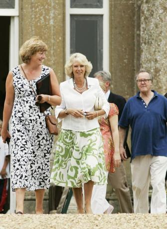 Viltšīra, Anglija, 22. jūlijs Kamilla, Kornvolas hercogiene kopā ar lordu un lēdiju Lensdainu viņu mājas bowood mājā suņu izstādei un lauku gadatirgui notika 2006. gada 22. jūlijā Viltšīrā, Anglijā, lai atbalstītu labdarības organizāciju Macmillan vēža apkarošanai