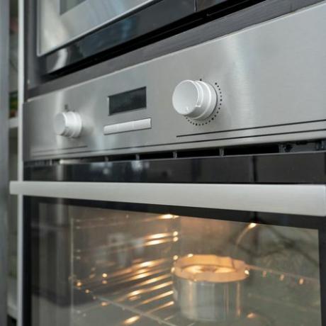 mikroviļņu krāsns nerūsējošais tērauds virtuves telpā mūsdienu mājas interjera dizains maizes gatavs vakariņu ēdiens