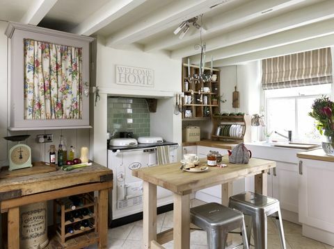 Zemniecisks, virtuve, ar, beamed, griesti, mežains, galds, un, Aga, dzīvojamā māja, Belper, Lane, Derbyshire, England, UK