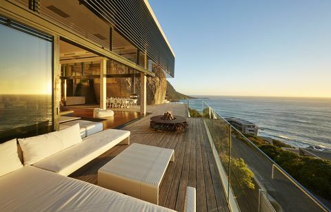Mūsdienu luksusa terase ar saulrieta skatu uz okeānu