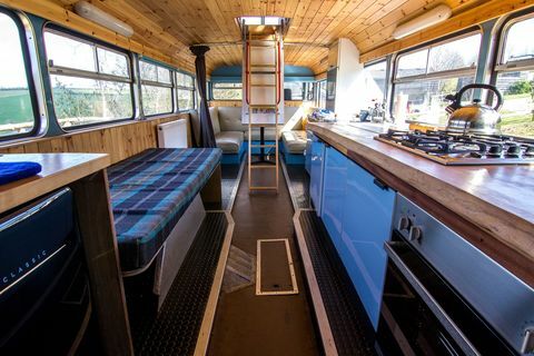 Palieciet pārveidotajā vintage divstāvu autobusā Velsas laukos