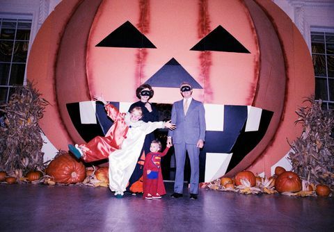 šajā fotogrāfijā prezidents Džimijs Kārters, pirmā lēdija Rozalina Kārtere, viņu meita Eimija un viņu mazdēls Džeisons pozē grupas portretam liela ķirbja priekšā uz ziemeļu portika baltās mājas Helovīna laikā ballīte