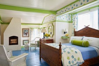 zaļa, balta un zila istaba ar krāsotām grīdām