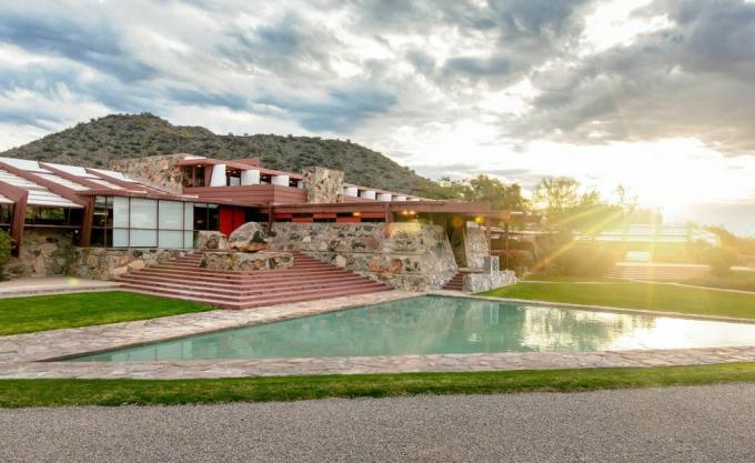 Taliesin West ēka ar ūdeni priekšpusē, ko projektējis Frenks Loids Raits