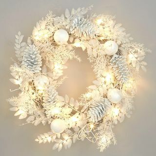 Iepriekš apgaismots ziemas balts Ziemassvētku vainags