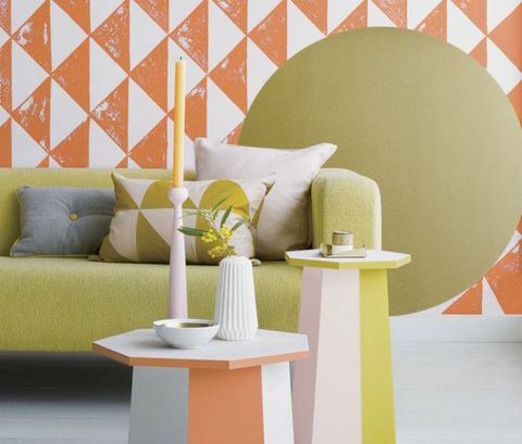 oranžbalts-balts-modelis-sienas-krāsas-dzīvojamā istaba