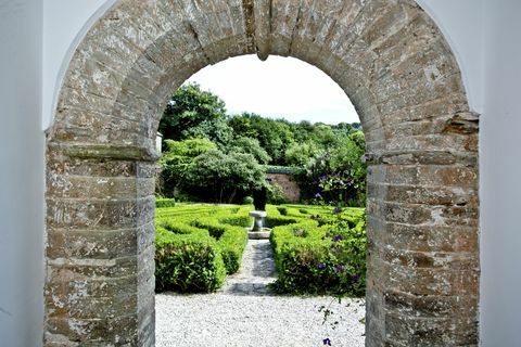 Ranscombe muiža, tiek pārdota astoņu guļamistabu muižas māja ar dārza labirintu Kingsbridge, Devon