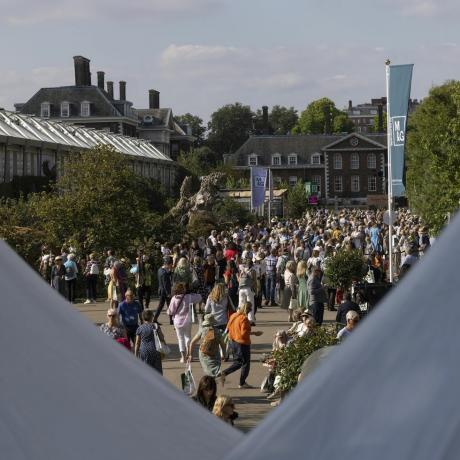 apmeklētāju pūļi rudens rhs Chelsea ziedu izstādē 2021 septembrī