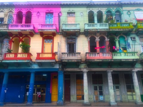 krāsainas daudzdzīvokļu ēkas Havanā, Kubā ceļo