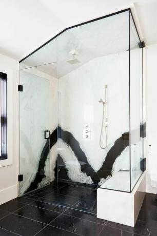 melnbalta marmora duša ar stikla durvīm