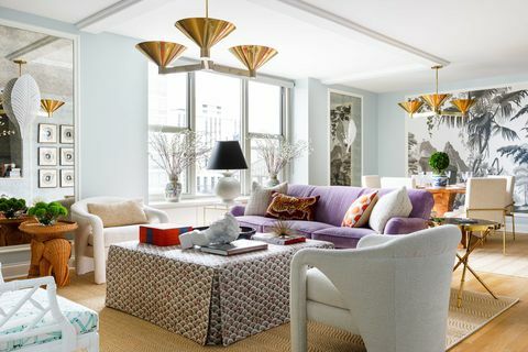 purpursarkans dīvāns, dzīvojamā istaba, gaiši zili krāsotas sienas, balti dīvāna krēsli, piekārti zelta piekariņi