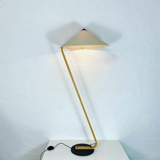 Stāvlampa ar krēmveida nokrāsu