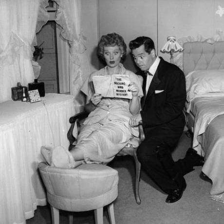 Lucille ball un Desi Arnaz televīzijas seriāla I love Lucy pilotsērijā, 1951. gada fotogrāfija, cbsgetty images