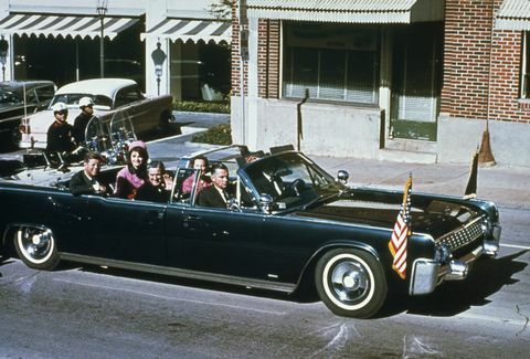 JFK un Jackie Kennedy Dalasas automašīnā