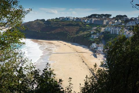 carbis līcis Cornwall england netālu no St ives un dienvidrietumu krasta celiņā ar smilšu pludmali skaistā zilā debesī saulainā dienā