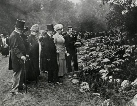 Karaliene Marija ar grupu Čelsijas ziedu izstādē. Datums 1913. gads.