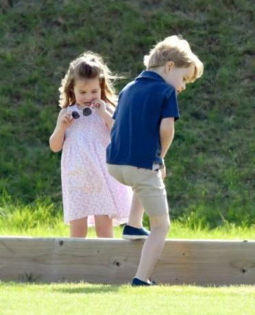 Princis Džordžs un princese Šarlote spēlē kopā ar Keitu Middletonu