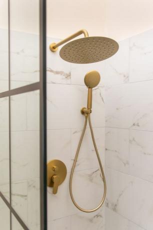 dušas iekārta zelta krāsā