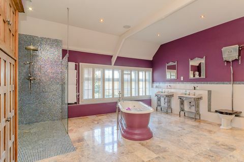 Vannas istaba no skaistas rozā pils, kas tagad ir pārdošanā