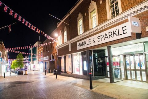 Marks & Spencer veikals ir redzams ar tā nosaukuma maiņu uz 'Markle & Sparkle' pirms karaliskajām kāzām 2018. gada 17. maijā Vindzoras pilsētā, Anglijā