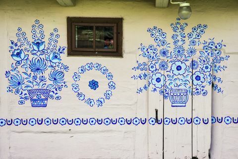 Sīkāka informācija par tautas gleznām uz ēkas Zalipie ciematā, Malopolska aka Mazpolijas reģions, Polija.