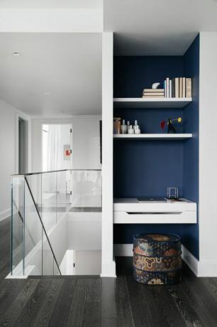 kabinets, zila siena, balts rakstāmgalds, kāpnes
