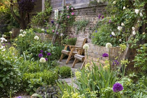 days_of_sunshine_garden_makeover_seating_area