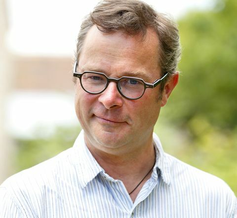 axminster, Apvienotā Karaliste 15. jūlijs embargo tika publicēts uk laikrakstos līdz 48 stundām pēc datuma un laika izveides. Hugh Fearnley Whittingstall stāv dārzeņu dārzā upes kotedžas hq pēc prinča Čārlza, Velsas prinča un Kamillas, Kornvolas hercogienes vizītes 2014. gada 15. jūlijā Aksminsterā, Anglijā, foto autors: max mumbyindigogetty attēlus