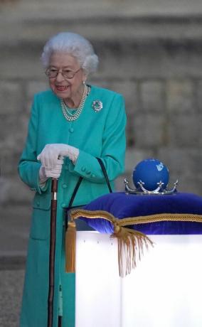 Vindzora, Anglija 2. jūnijs Lielbritānijas karaliene Elizabete II gatavojas pieskarties Sadraudzības valstu globusam, lai sāktu galvenās bākas apgaismojumu ārpus Bekingemas pils Londona, no četrstūra pie Vindzoras pils Vindzorā, uz rietumiem no Londonas, platīna jubilejas svinību ietvaros 2022. gada 2. jūnijā Vindzorā, Anglijā, tiek iedegtas vairāk nekā 2800 bākugunis Bekingemas pilī un visā Apvienotajā Karalistē, tostarp četru augstāko virsotņu virsotnēs, kā arī kanālu salās, Menas salā un Lielbritānijas aizjūras teritorijās ar liesmām veltēm būs redzama 54 Sadraudzības galvaspilsētās piecos kontinentos, no Tongas un Samoa Klusā okeāna dienvidu daļā līdz Belizai Karību jūras reģionā, tiek svinēta Elizabetes II platīna jubileja. svinēja no 2022. gada 2. jūnija līdz 5. jūnijam Apvienotajā Karalistē un Sadraudzības valstīs, lai atzīmētu karalienes Elizabetes II pievienošanās 70. gadadienu 1952. gada 6. februārī foto autors Stīvs Pārsons poolgetty attēli