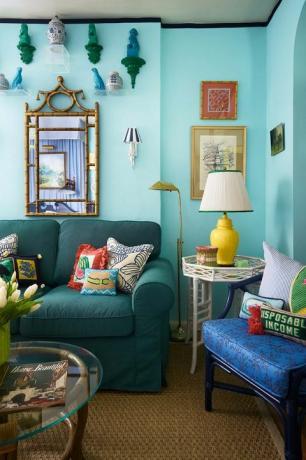 tirkīza un zila dzīvojamā istaba