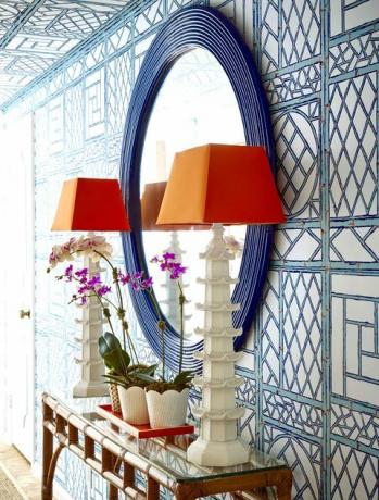 Tapetes ieeja ar apaļu zilu spoguli un divām lampām