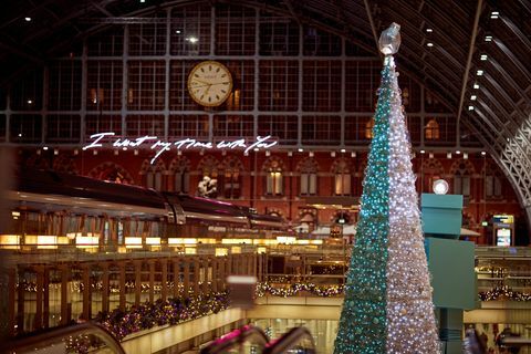 Tiffany & Co. un Coty partneris ar starptautisko staciju St Pancras atklāj savu pirmo aromātisko Ziemassvētku eglīšu un smaržu veikalu