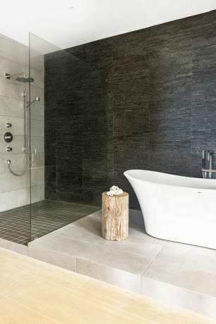 moderna vannas istaba ar flīzēm