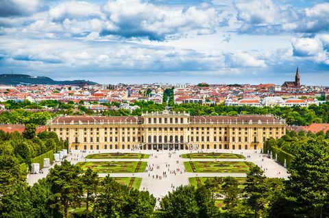 Skaists skats uz slaveno Schonbrunn pili ar Lielo Parterre dārzu Vīnē, Austrijā