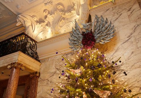 Viesnīcā London EDITION tiek atklāta folkloriski veidota Ziemassvētku egle, ko veidojis scenogrāfs un mākslas direktors Saimons Kostins
