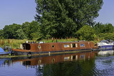 pirmā pasaules laiva, kas izgatavota no ilgtspējīga corten laika apstākļu tērauda, ​​tiek pārdota Londonā